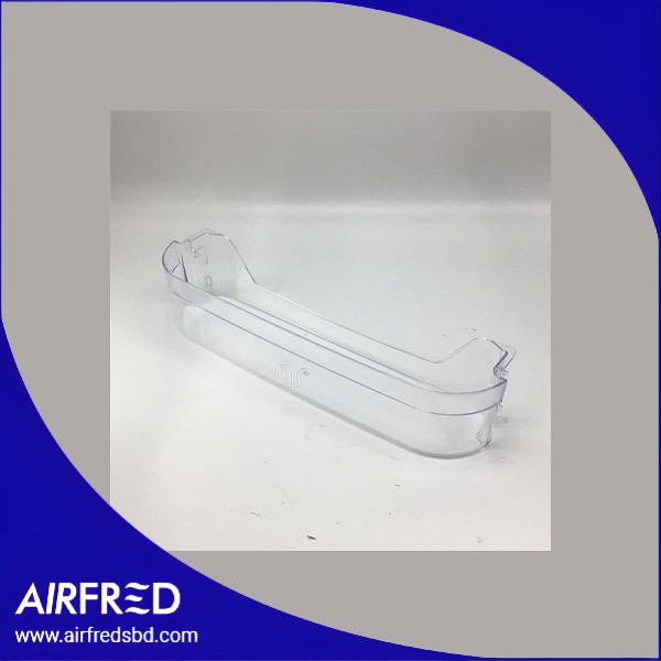 Estante para botellas en la puerta de un frigorífico.